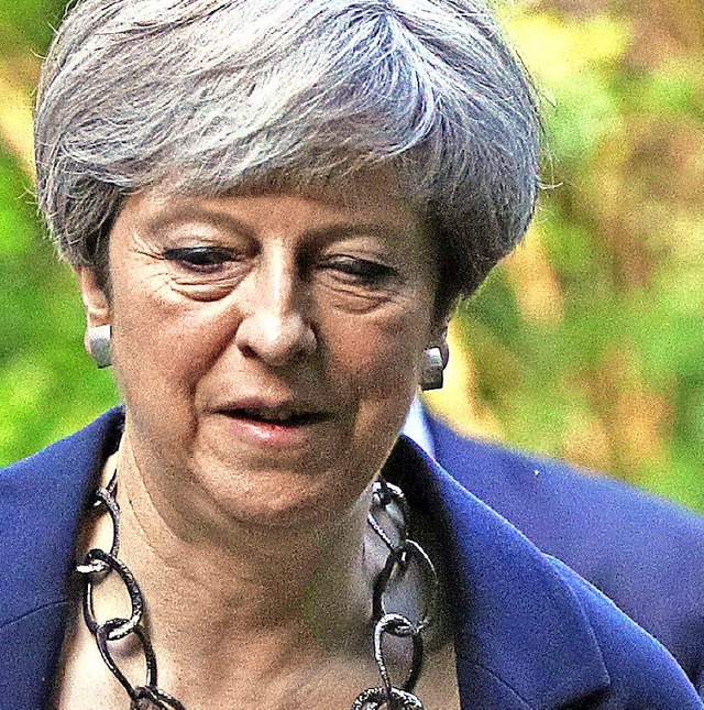 Englands Regierungschefin Theresa May steht unter Druck.   | Foto: dpa