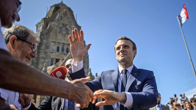 Staatsprsident  Emmanuel Macron hat i...en. Anschlieend schttelte er Hnde.   | Foto: AFP