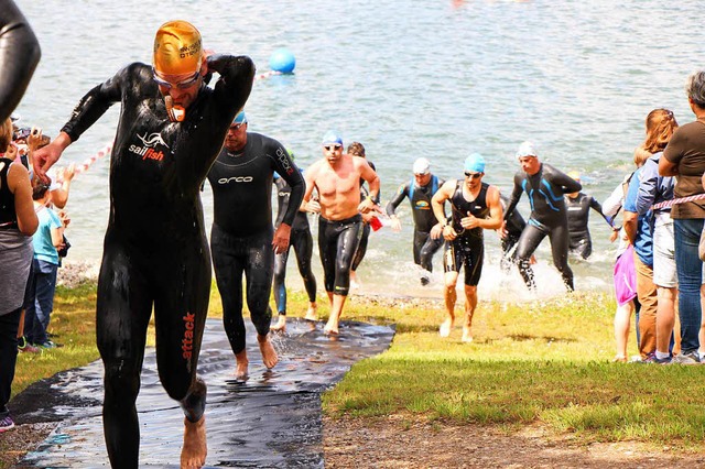 Nach dem Schwimmen treten die Athleten in die Pedale. Gelaufen wird zum Schluss.  | Foto: Helmut Hassler