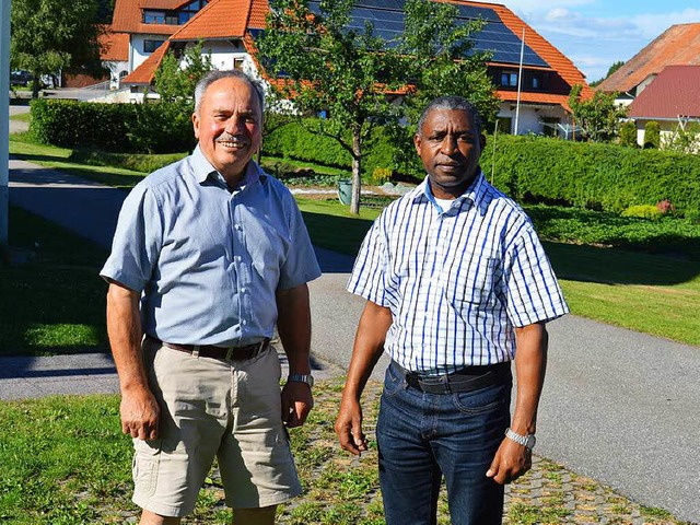 Pfarrer Thomas Msagati  aus Hale in Ta...Gastgeber Josef Vogt in  Bergalingen.   | Foto: S. Hasswani