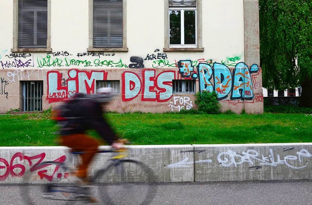 Graffiti an dem Haus Wilhelmstrae 26 in Freiburg.  | Foto: Ingo Schneider