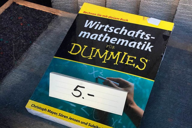 Das Buch Wirtschaftsmathematik fr Dum...er Auslage der Pfandleihe in Freiburg.  | Foto: Patrik Mller