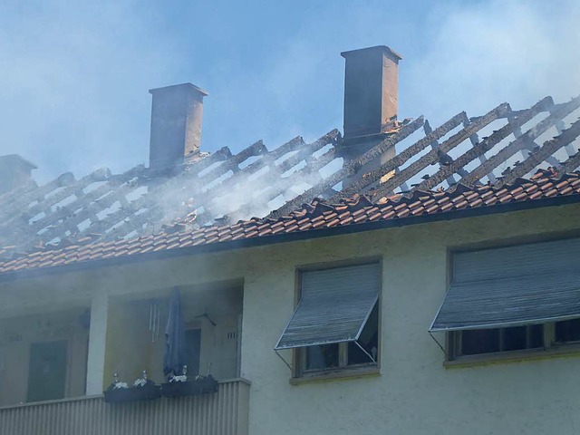 Ausgebrannt: Der Dachstuhl im Bereich der Gebude Brachfeldstrae 2 bis 6.  | Foto: Helmut Seller