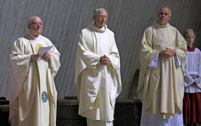 Drei Pfarrer beim Dreifaltigkeitssonnt... und Peter Klug sowie Herbert Rochlitz  | Foto: Georg Vo