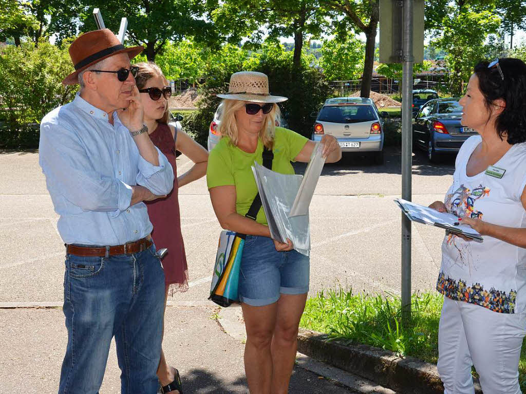 Fhrung ber das LGS-Gelnde und durch das Weingut Whrle: OB Wolfgang G. Mller (links) begrte die Teilnehmer.