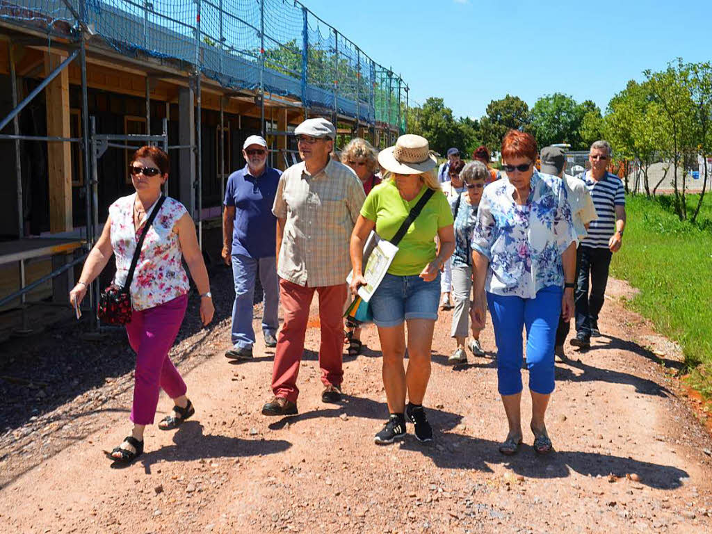 LGS-Geschftsfhrerin Ulrike Karl (grnes Shirt) fhrte die Besucher bers Gelnde.