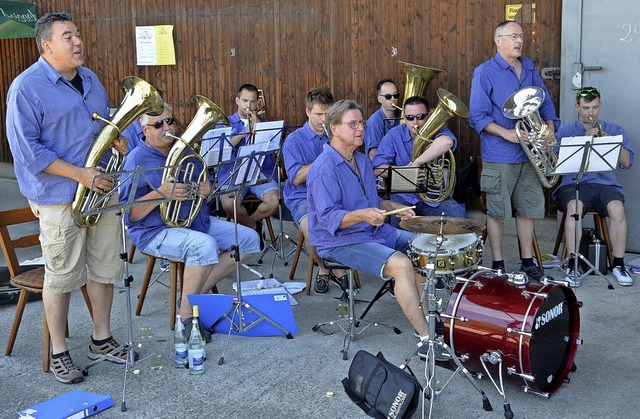 Eine Abordnung des Musikvereins Harmon...sucher beim Winzerhock in Hugsweier.    | Foto: Alfred Arbandt