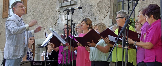 Der Sngerbund Sthlingen unter der Le...Musikabend in den Hof der alten Mhle.  | Foto: Jutta Binner-Schwarz