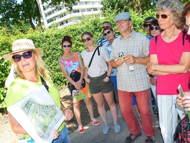 LGS-Geschftsfhrerin Ulrike Karl fhrt die BZ-Leser ber das Gelnde.  | Foto: Karl Kovacs