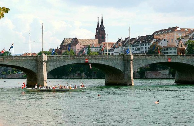 Schwimmen muss keiner: Whrend der Bau...n Basel einen kostenlosen Fhrbetrieb.  | Foto: Stefan Holenstein
