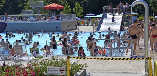 Erst wenn das Wetter mehrere Tage hint...n die Besucher in Massen ins Freibad.   | Foto: Archivbild: Fillisch