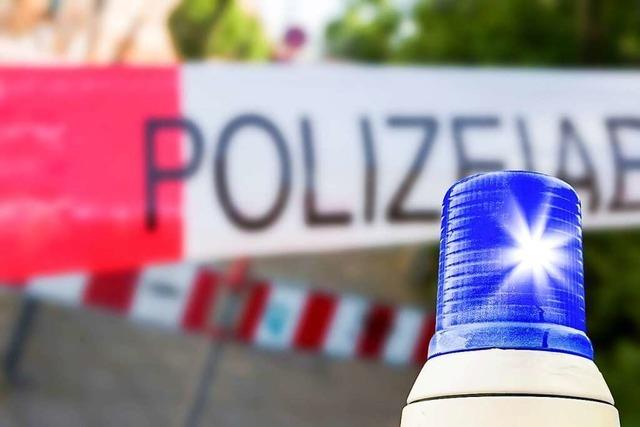 Sattelschlepper mit Schuhen steht in Basel in Flammen