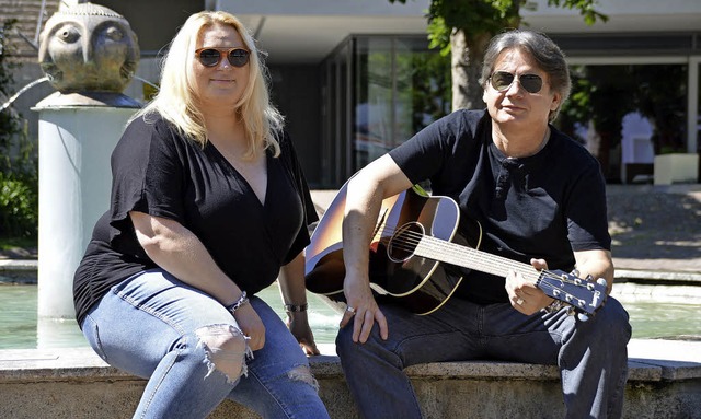 Sngerin Anna Lscher und Gitarrist Ka...r sind nicht nur musikalisch ein Paar.  | Foto: Horatio Gollin