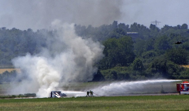 Einsatz nach einem Flugunfall: Die Feu...ren Einsatzkrften fr den Ernstfall.   | Foto: Feuerwehr