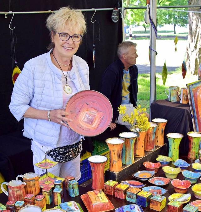 Auch Keramikmeisterin Sibylle Traub, d... groes Angebot ihrer Handwerkskunst.   | Foto: Hans-Jochen Voigt