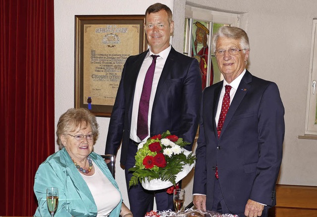 Brgermeister Oliver Rein (Mitte) grat...ichte Edith Vonarb einen Blumenstrau.  | Foto: Gerold Zink