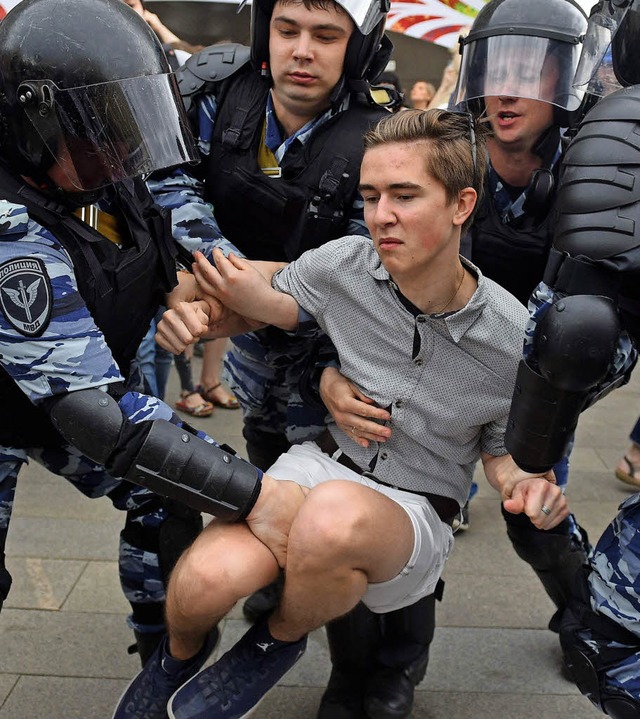 Russlands Polizei greift hart durch gegen Demonstranten.   | Foto: AFP