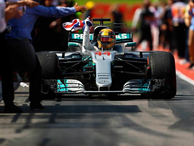 Der Brite Lewis Hamilton siegt zum sec... sich im Kampf um den WM-Titel zurck.  | Foto: AFP