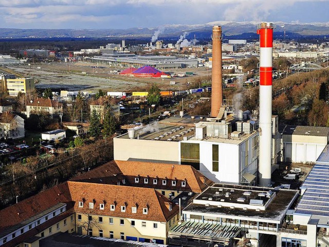 Das Freiburger Uni-Heizkraftwerk mit seinen weithin sichtbaren Schornsteinen  | Foto: Thomas Kunz