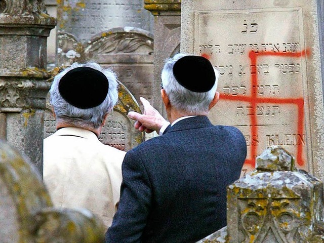 Antisemiten haben 2004 einen jdischen Friedhof bei Colmar geschndet.  | Foto: usage Germany only, Verwendung nur in Deutschland