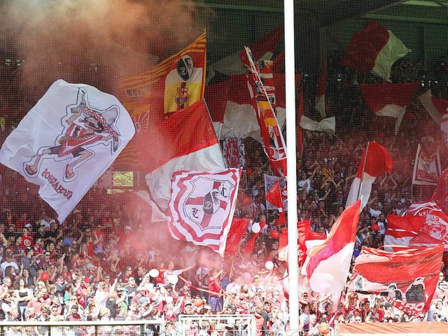 Fans bei der Partie SC Freiburg gegen FC Ingolstadt am 13. Mai  | Foto: Joachim Hahne