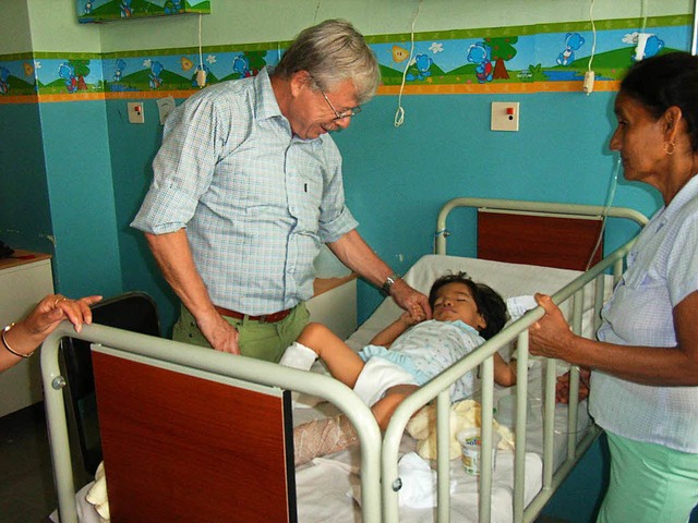 Klaus Brunner im Andenhospital in Riob...uador, um den Menschen dort zu helfen.  | Foto: BZ