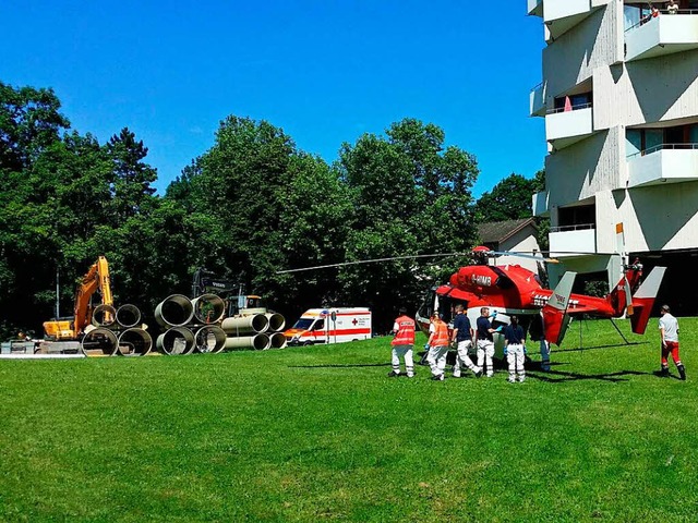 Der Rettungshubschrauber bringt den verletzten Arbeiter ins Krankenhaus.  | Foto: Bastian Bernhardt