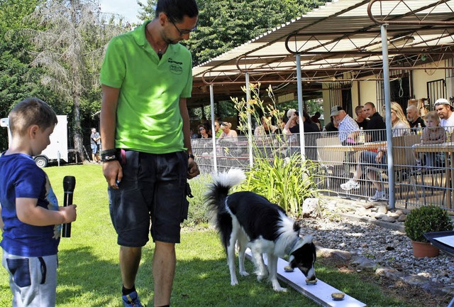 Selbst die kleinsten Zuschauer staunte...fle Dog &#8222; Loba&#8220; arbeitete.  | Foto: Werner Schnabl