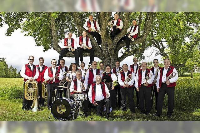 Fidele Dorfmusikanten präsentieren böhmisch-mährische Blasmusik im alten Kurpark in Todtmoos