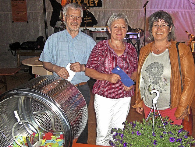 Die glcklichen Gewinner der Tombola b...Brendle und Monika Mayer (von links).   | Foto: ZVG