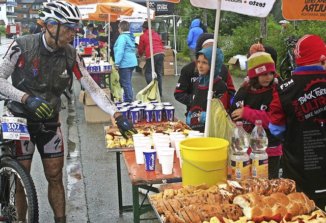 Die Strkung am Verpflegungsstand war ... Marathonteilnehmern hoch willkommen.   | Foto: DIETER MAURER