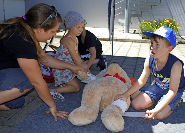 Im eigens zum Feuertag eingerichteten ...die kleinen Besucher Teddys verarzten.  | Foto: Thomas Loisl Mink