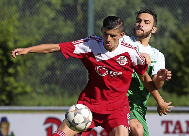 Der Einsatz des Nollingers Oguz Ks (r...terschaftsspiel berhaupt erlaubt war.  | Foto: Konzok