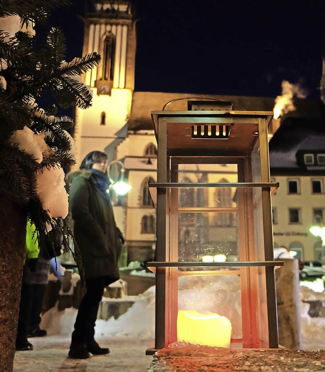 Besondere Atmosphre: der literarische...skalender vor dem Neustdter Rathaus.   | Foto: Winckelmann