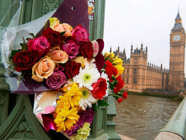 Blumen auf der Westminster Bridge nach dem Anschlag in London  | Foto: AFP