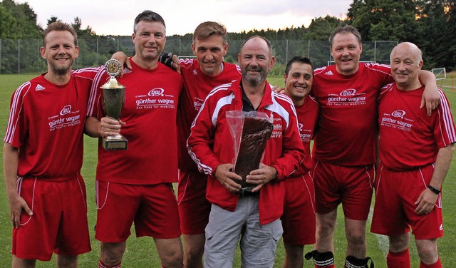 Zeigen sich stolz mit Pokal und Speck:... dem Finalsieg beim Turnier in Rotzel   | Foto: Michelle Gntert