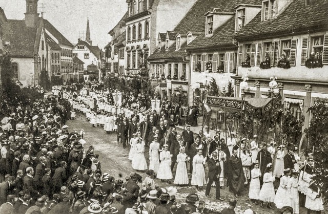 Fronleichnamsprozession in Waldkirch in der Lange Strae um 1910.   | Foto: Georg Ramer/Elztalmuseum