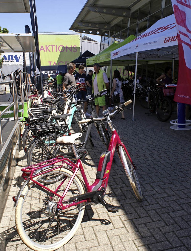 E-Bikes sind ein Renner auf dem Fahrra... hier ein groes Angebot prsentieren.  | Foto: Hild
