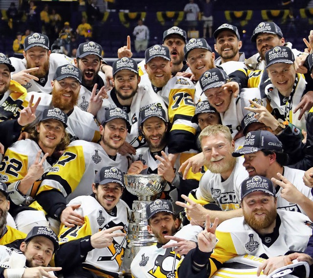 Ein Haufen Freude: die Pittsburgh Penguins mit dem Stanley Cup   | Foto: AFP