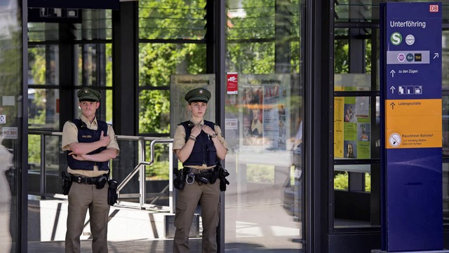 Im S-Bahnhof Unterfhring berwltigt ...einen Polizisten und schiet um sich.   | Foto: dpa