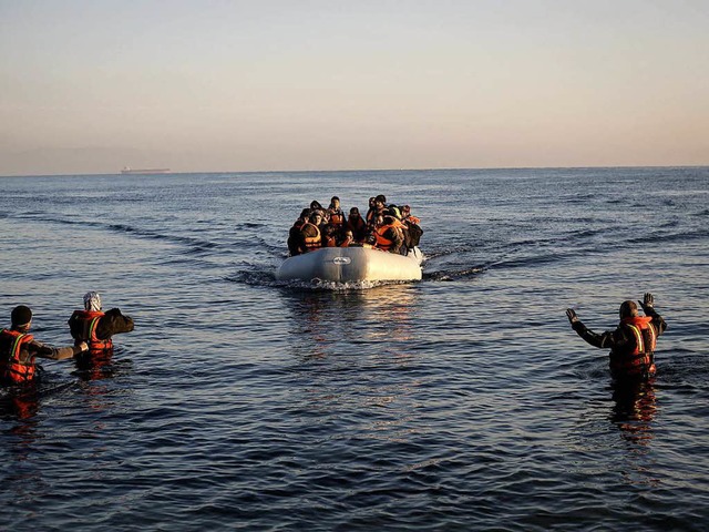 Flchtlinge bei der gefhrlichen berfahrt ber die   gis   | Foto: DPA