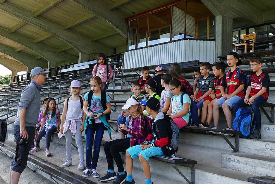 Die Schüler versammeln sich auf der Tribüne des Mooswaldstadions. (Foto: BZ) Die Schüler versammeln sich auf der Tribüne des Mooswaldstadions. (Foto: BZ)