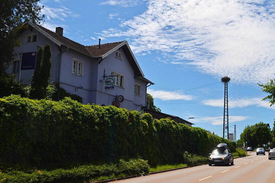Direkt zwischen der Ortsdurchfahrt von Schallstadt und dem Bahnhof thront das Storchennest auf dem Strommast. (Foto: Nikola Vogt) Direkt zwischen der Ortsdurchfahrt von Schallstadt und dem Bahnhof thront das Storchennest auf dem Strommast. (Foto: Nikola Vogt)