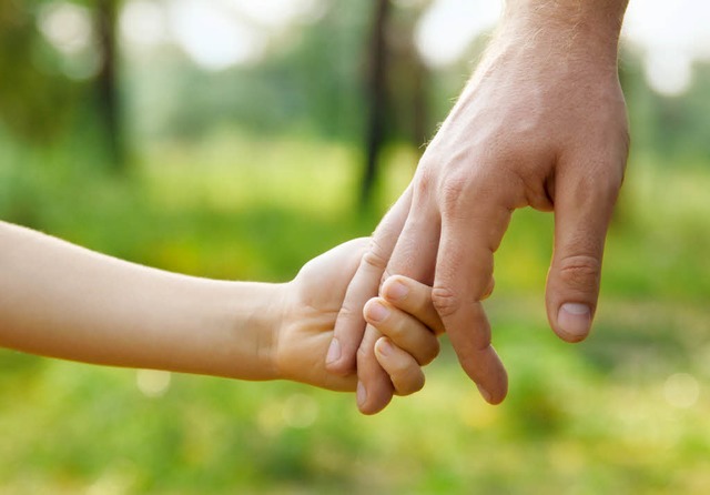 Hand in Hand: Vater und Sohn  | Foto: Khorzhevska  (Fotolia.com)