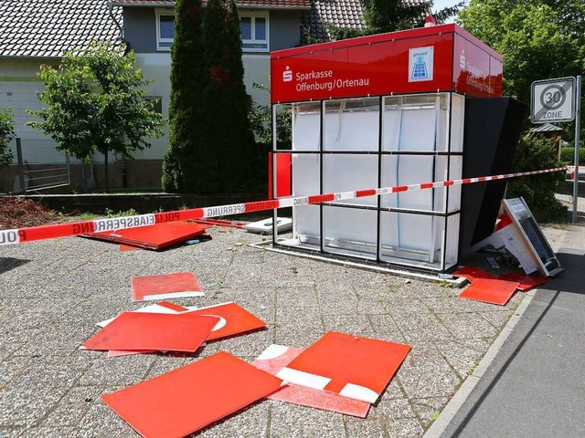 Durch die Wucht der Explosion wurde di... der Sparkasse meterweit geschleudert.  | Foto: Christoph Breithaupt