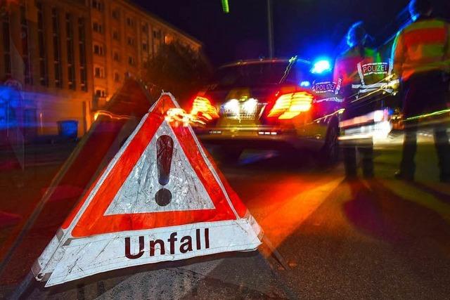 Betrunkene prallt mit Auto gegen Betonsockel – Zwei Schwerverletzte