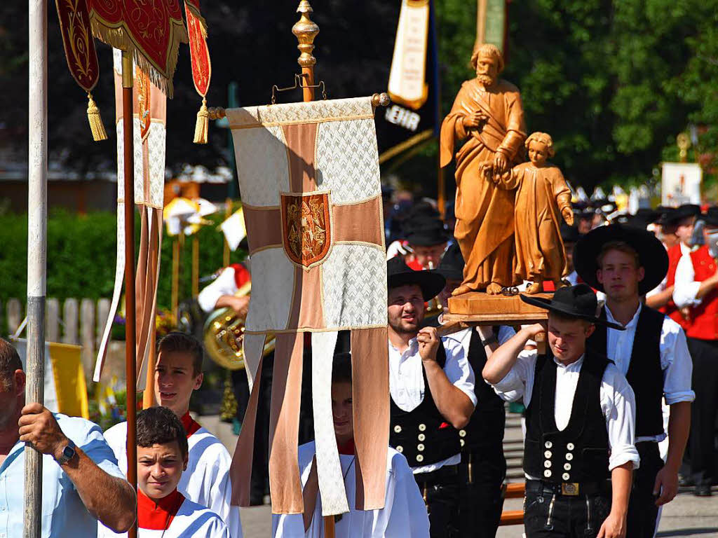 Die Gemeinde St. Peter im Schwarzwald feierte mit einer groen Prozession Fronleichnam. Auch die Vereine und Trachtentrgerinnen und Trger reihten sich ein.
