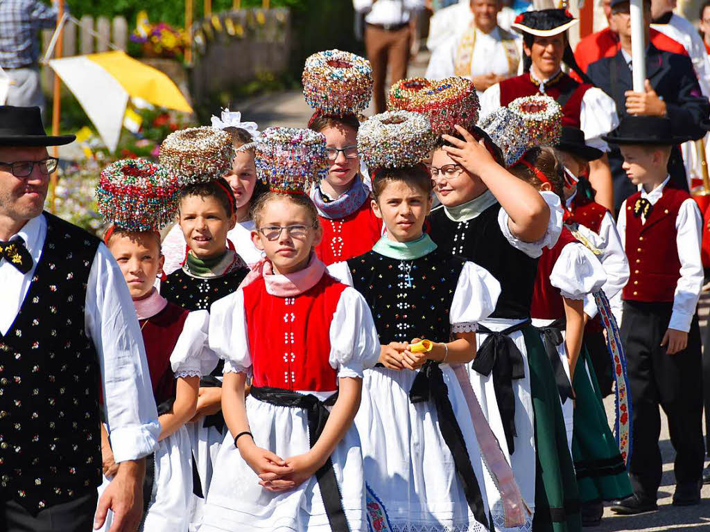 Die Gemeinde St. Peter im Schwarzwald feierte mit einer groen Prozession Fronleichnam. Auch die Vereine und Trachtentrgerinnen und Trger reihten sich ein.