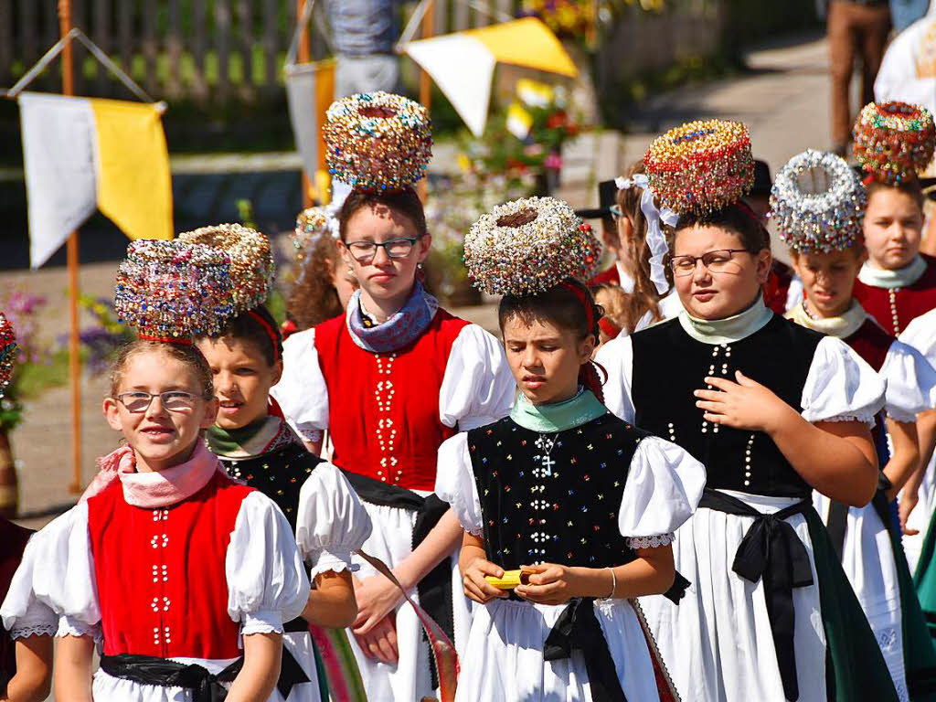 Die Gemeinde St. Peter im Schwarzwald feierte mit einer groen Prozession Fronleichnam. Auch die Vereine und Trachtentrgerinnen und Trger reihten sich ein.