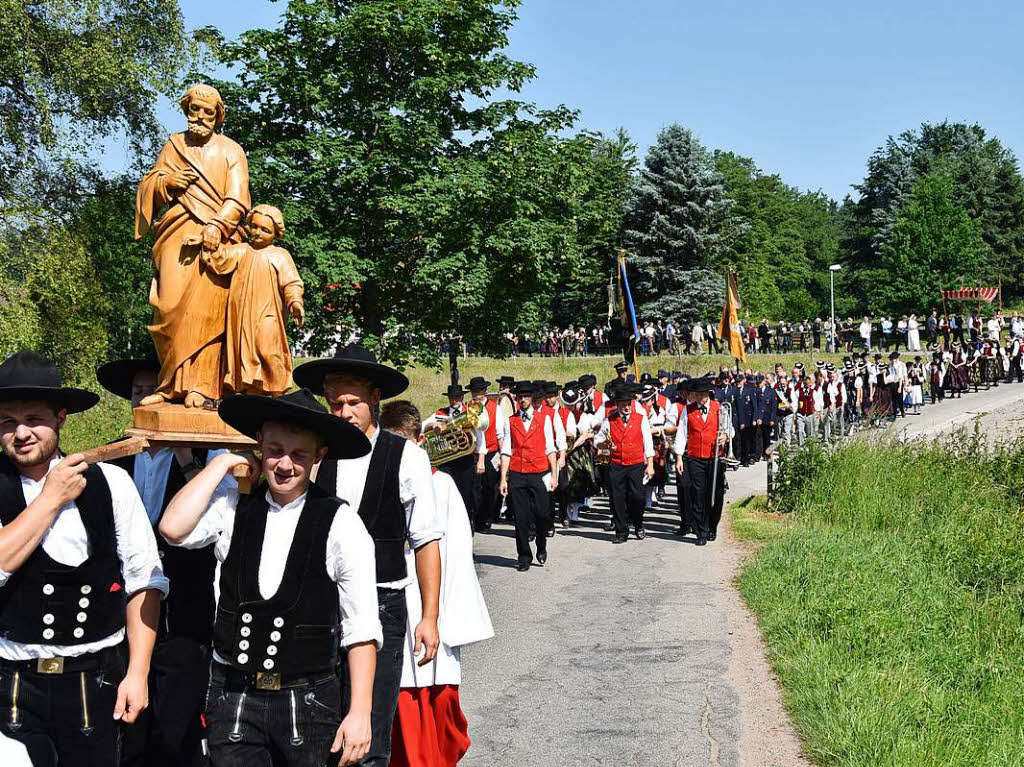 Die Gemeinde St. Peter im Schwarzwald feierte mit einer groen Prozession Fronleichnam. Auch die Vereine und Trachtentrgerinnen und Trger reihten sich ein.